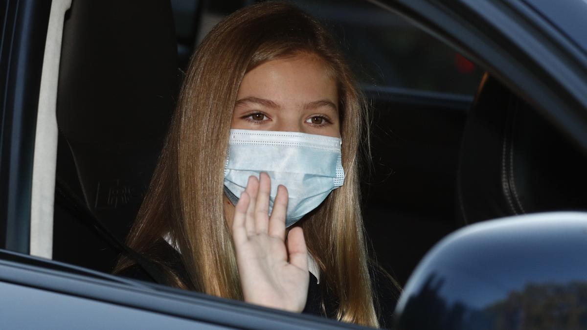 La infanta Sofía saluda a los paparazzis a su llegada al colegio