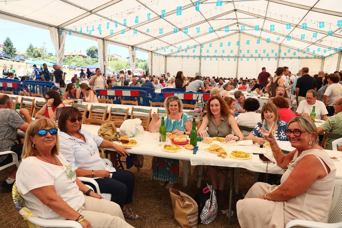 Por la izquierda, Matilde Álvarez, Belén Fernández, Loli González, Graciela Novoa, Marimar Álvarez, Geli Fernández durante la comida.