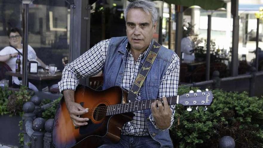 José Manzano Ortiz, con su guitarra, en una esquina de Gijón.