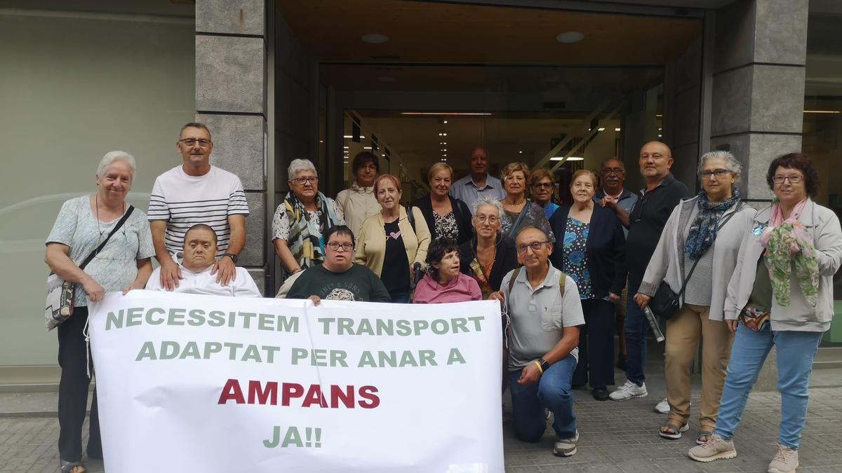 Usuaris d’Ampans i les seves famílies durant una protesta davant del Consell, l’any passat