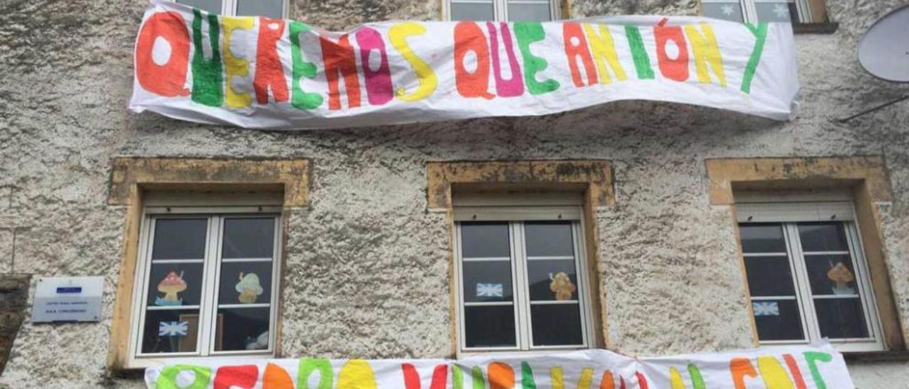 Pancarta que cuelga en la escuela de Concernoso pidiendo una solución para los niños de Buseco.