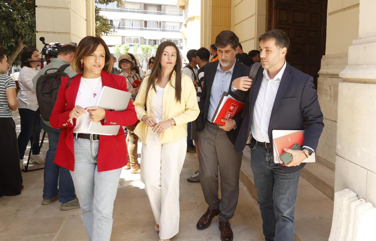 Los cuatro diputados socialistas que forman parte de la comisión abandonan la reunión tras la negativa de Baño de responder a la oposoción