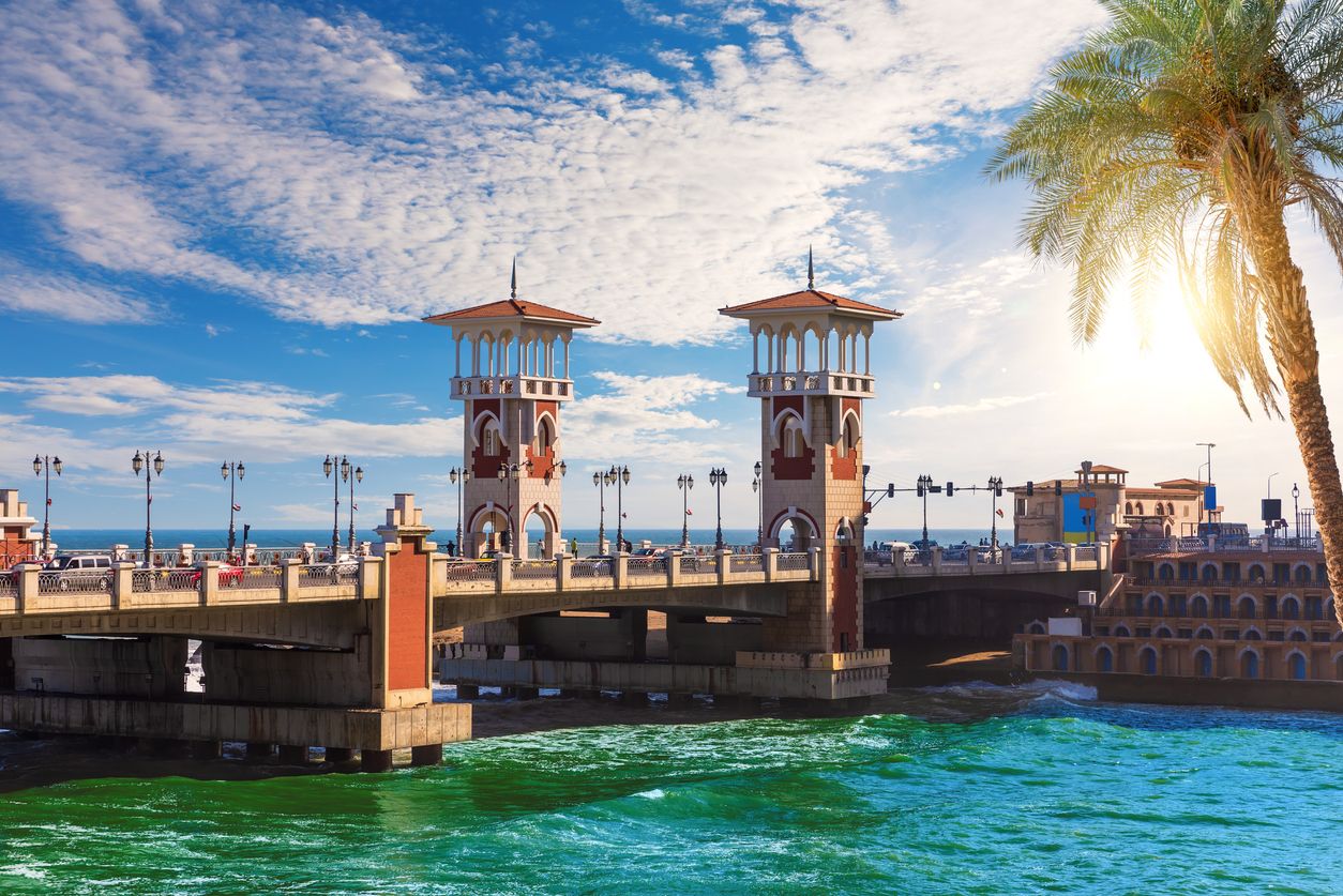 Las famosas torres del Puente Stanley, popular monumento arquitectónico, Alejandría, Egipto