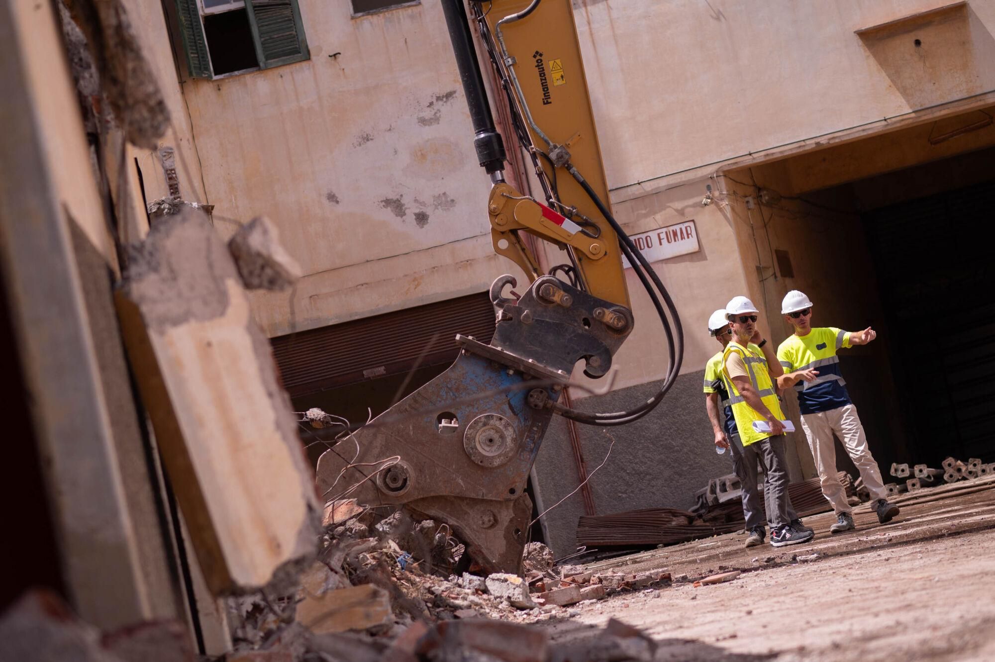 Demolición de las antiguas cocheras de Santa Cruz de Tenerife para la construcción de un aparcamiento en El Toscal.