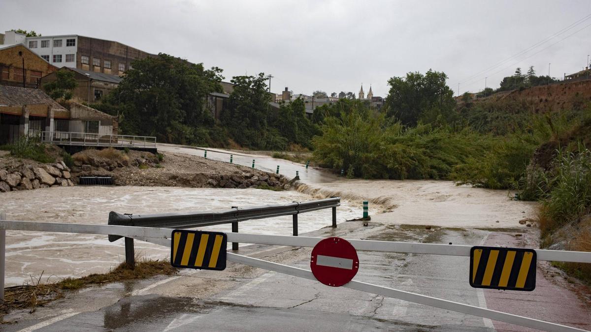 El Camí Vell de Xàtiva cortado tras un episodio de lluvias, en una imagen de archivo.