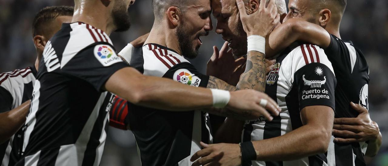 Alfredo Ortuño es felicitado por sus compañeros tras marcar ante el Málaga.  | LOYOLA PÉREZ DE VILLEGAS MUÑIZ