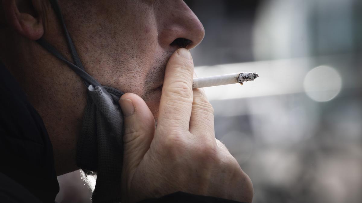 Un hombre fuma en una calle de Barcelona