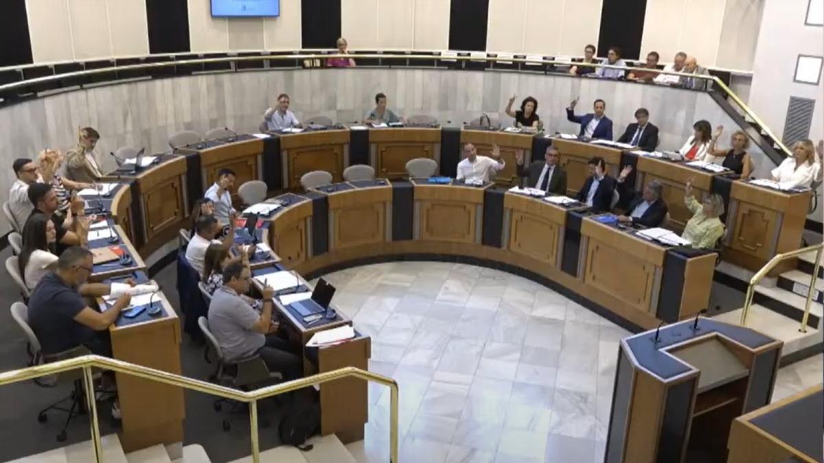 Instante de la votación sobre la moción del valenciano en el pleno de la Diputación