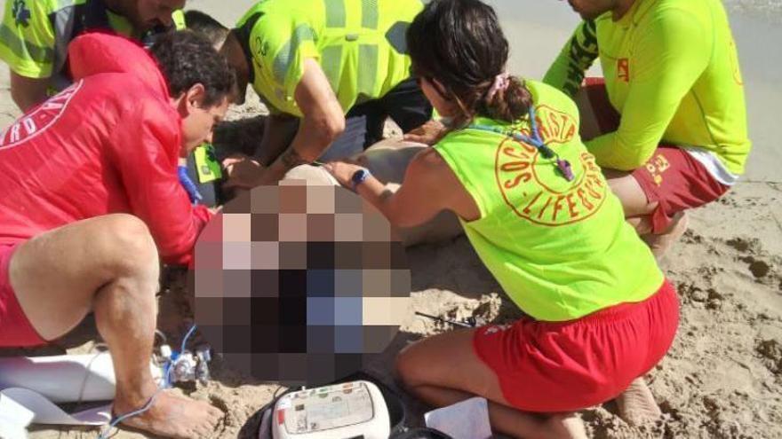 Reaniman a una mujer que sufrió una parada cardíaca en la playa de Cala Estancia