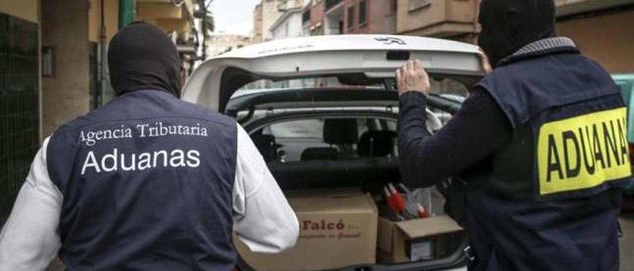 Agentes del Servicio de Vigilancia Aduanera, durante una operación antidroga en Palma.