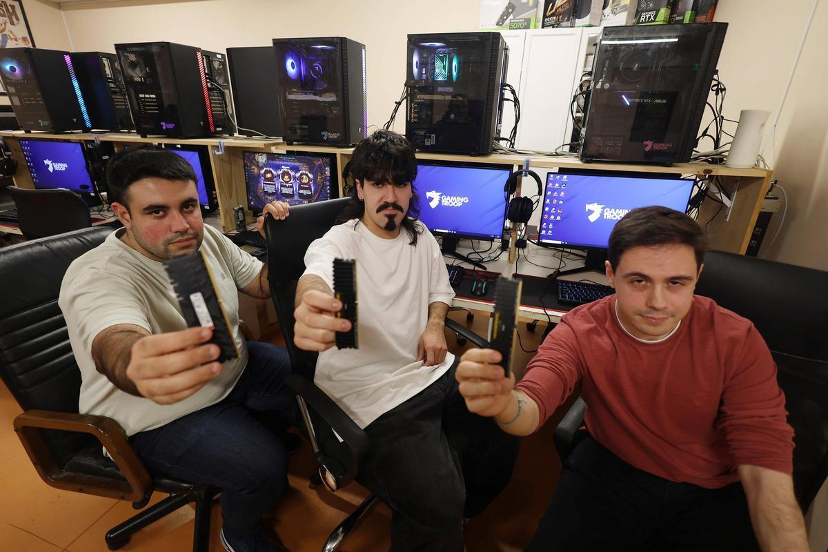 Usuarios de la asociación gallega Gaming Troop muestran varias memorias RAM en su sede.