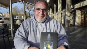 El hallazgo del cadáver de una mujer en un palé de peras en una central frutera de Termens (Lleida) es el comienzo de ‘Collita glaçada’ (Cosecha helada), una novela negra del escritor, periodista y profesor David Marín.