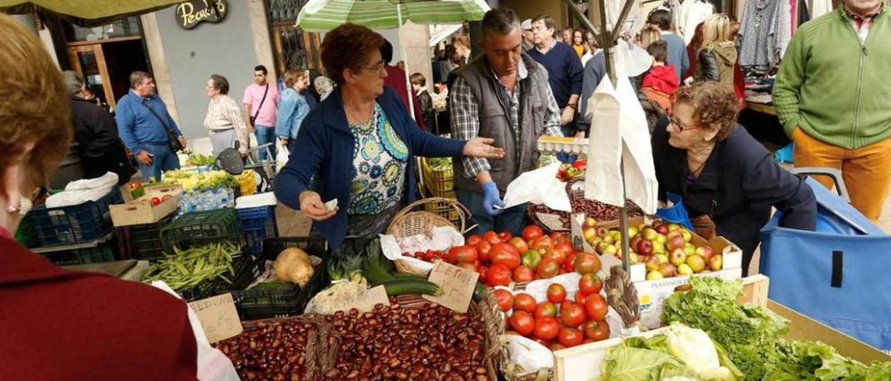 Vendedores de hortalizas, en la plaza de abastos Hermanos Orbón de Avilés.