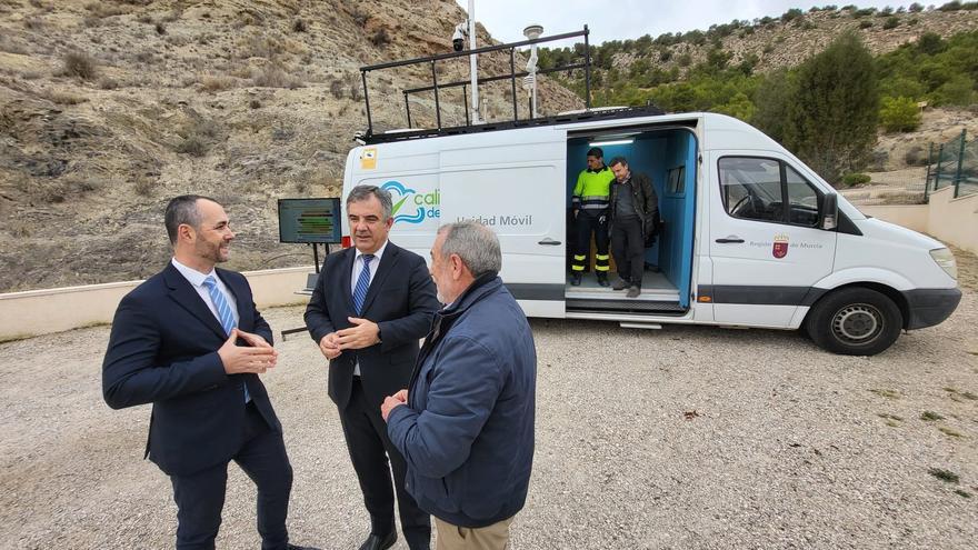 El consejero de Medio Ambiente, Universidades, Investigación y Mar Menor, Juan María Vázquez, presenta junto con el alcalde de Ricote, Rafael Guillamón, la campaña anual de medición de la unidad móvil de la Red de Calidad del Aire de la Región de Murcia.