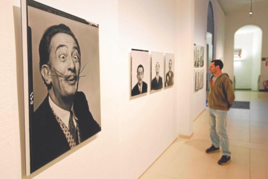 Un visitant observa les fotografies de l’exposició Variants de Dali’s mustache a la Sala de les Loggies del Teatre-Museu Dalí de Figueres.