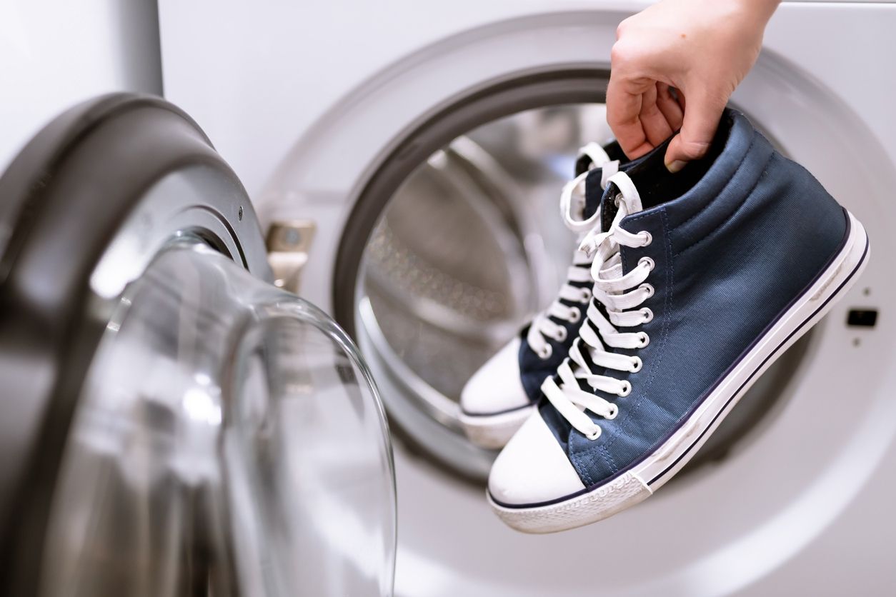 Cómo lavar las zapatillas en la lavadora sin estropearlas y mantenerlas como nuevas