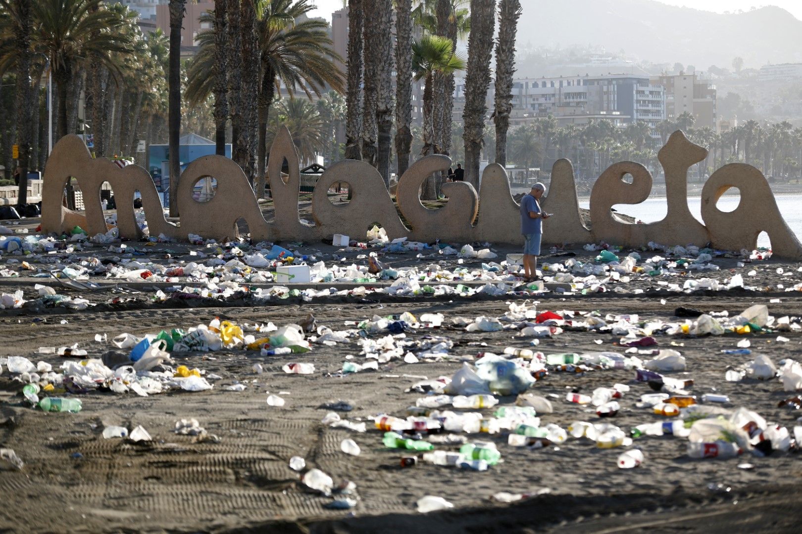 Limpieza en las playas de Málaga tras la noche de San Juan