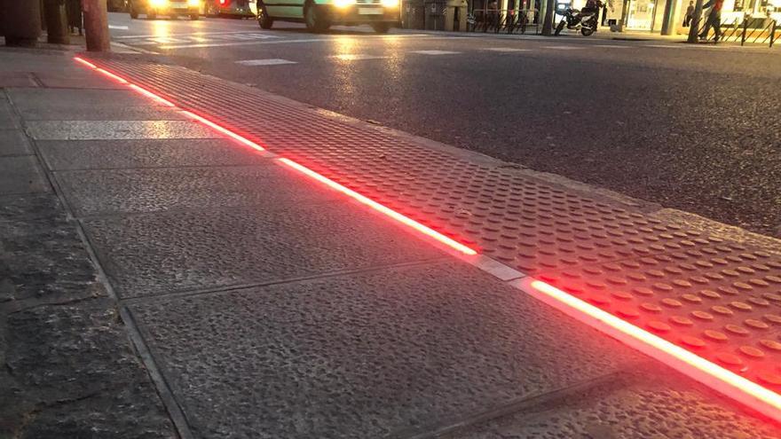 El paso de peatones de El Corte Inglés con Ronda de los Tejares se ilumina con un led rojo y verde en el suelo