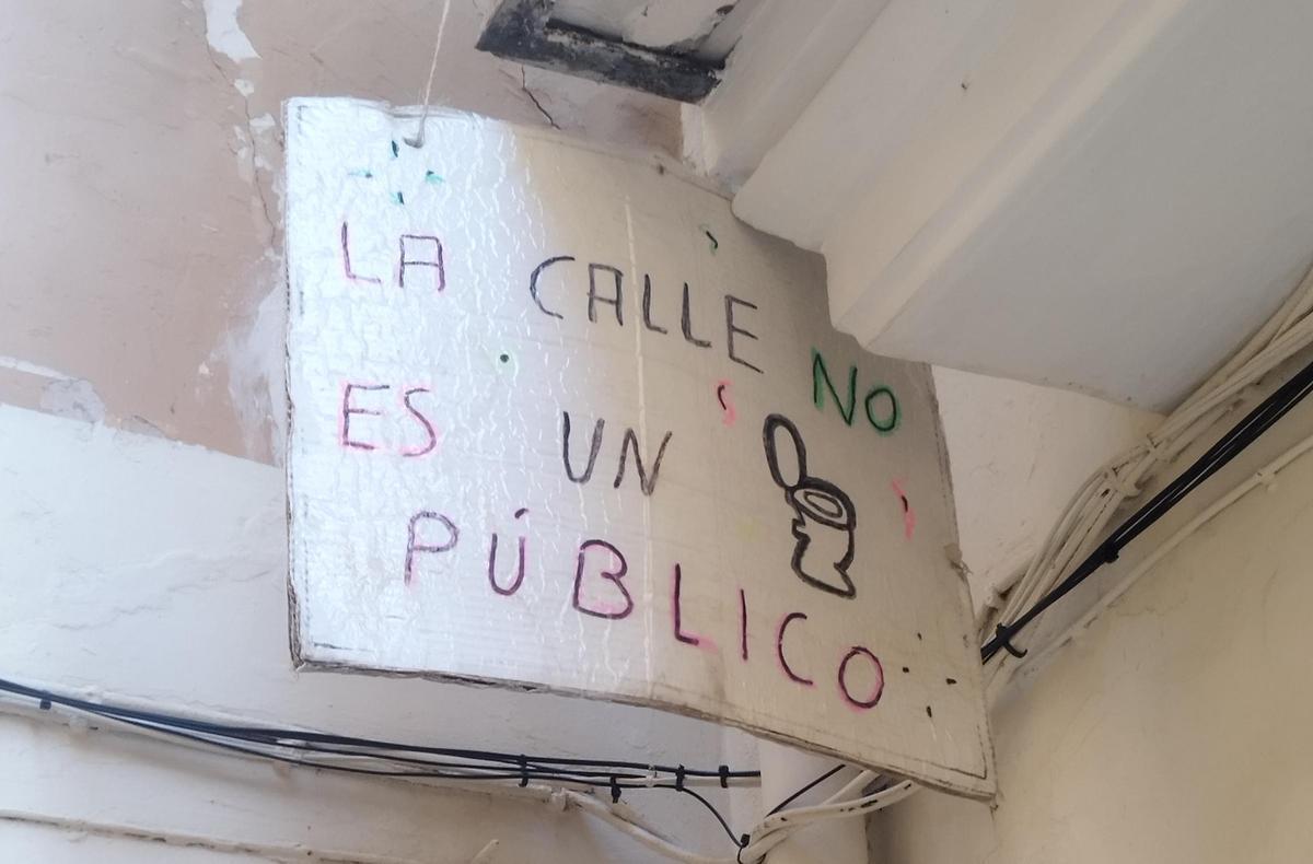 Otro cartel de protesta contra las micciones colgado del balcón de una vivienda de la calle Bellver.