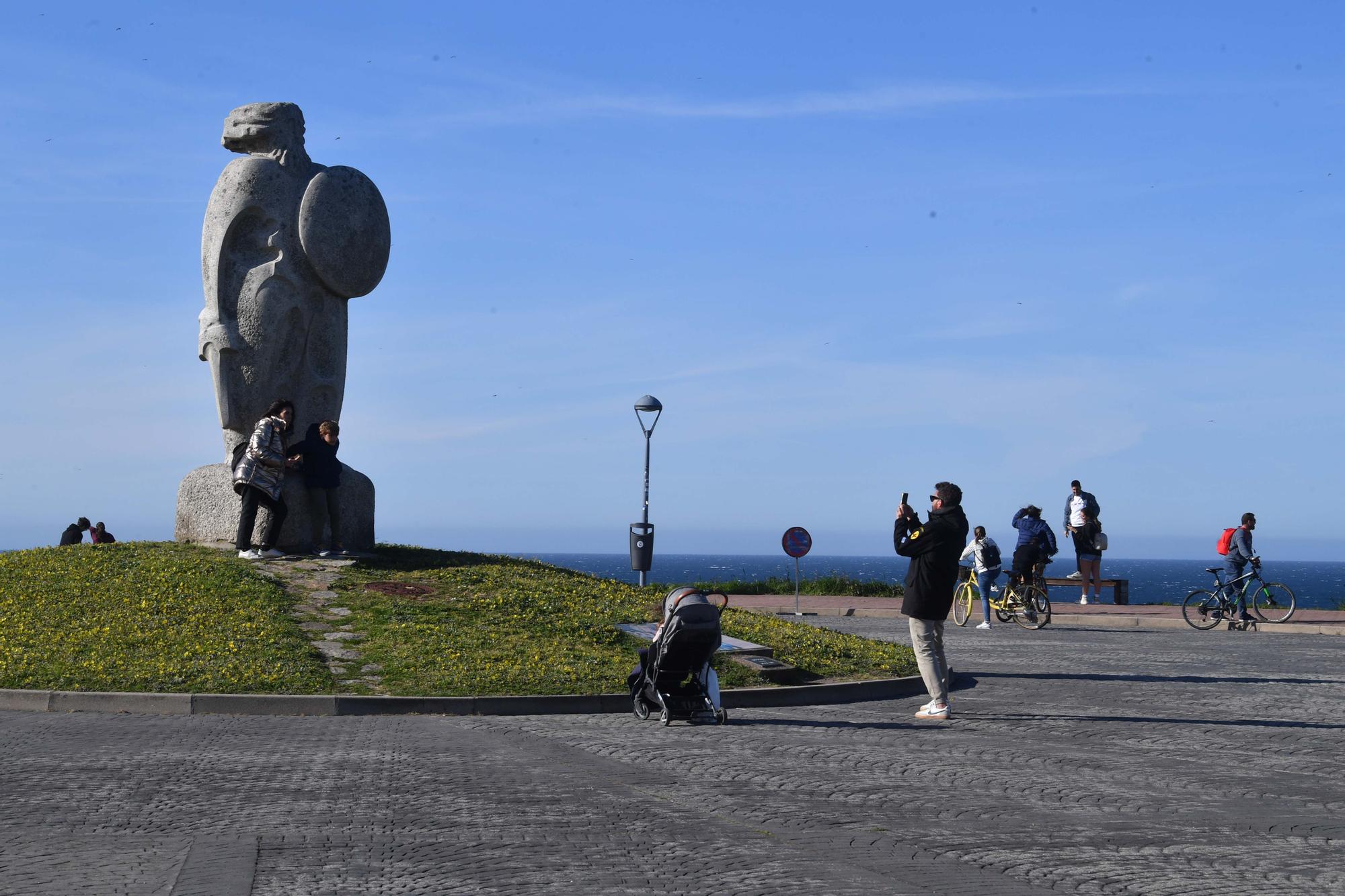 Semana Santa en A Coruña: turistas en la Torre de Hércules