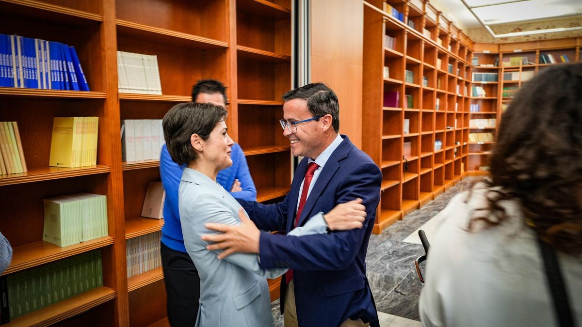 Raquel del Puerto saluda a Gallardo, la semana pasada.