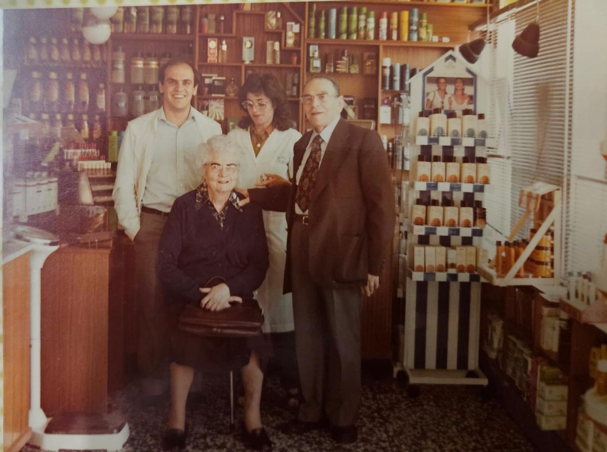 Posando con su marido y sus abuelos cuando abrió la farmacia.