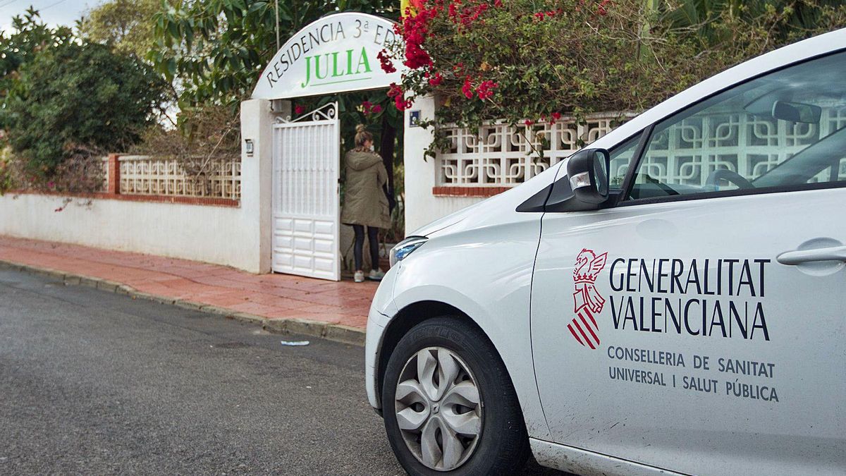 Un vehículo de Sanidad, durante el fin de semana, aparcado frente a la residencia de Mutxamel afectada por el brote de covid. | ALEX DOMÍNGUEZ