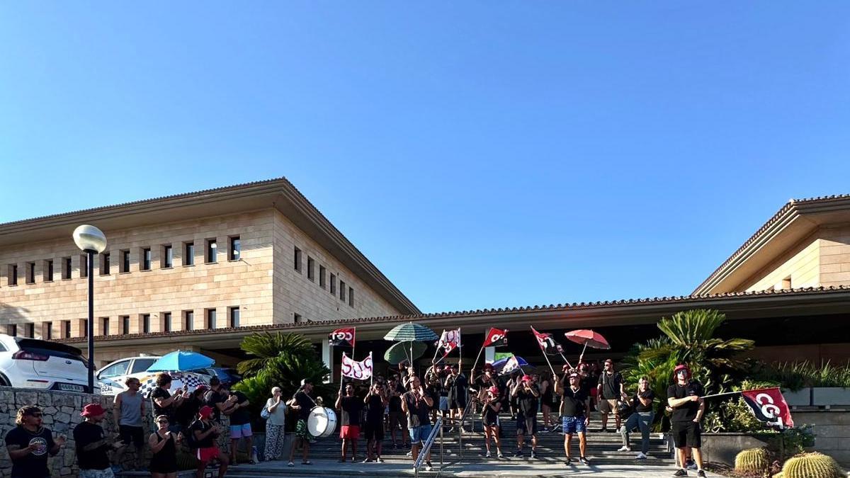 FOTOS | La protesta de los socorristas en Calvià, en imágenes