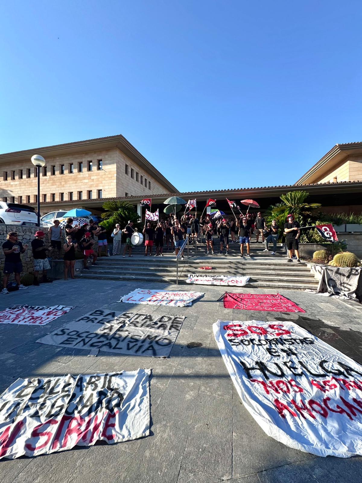 FOTOS | La protesta de los socorristas en Calvià, en imágenes
