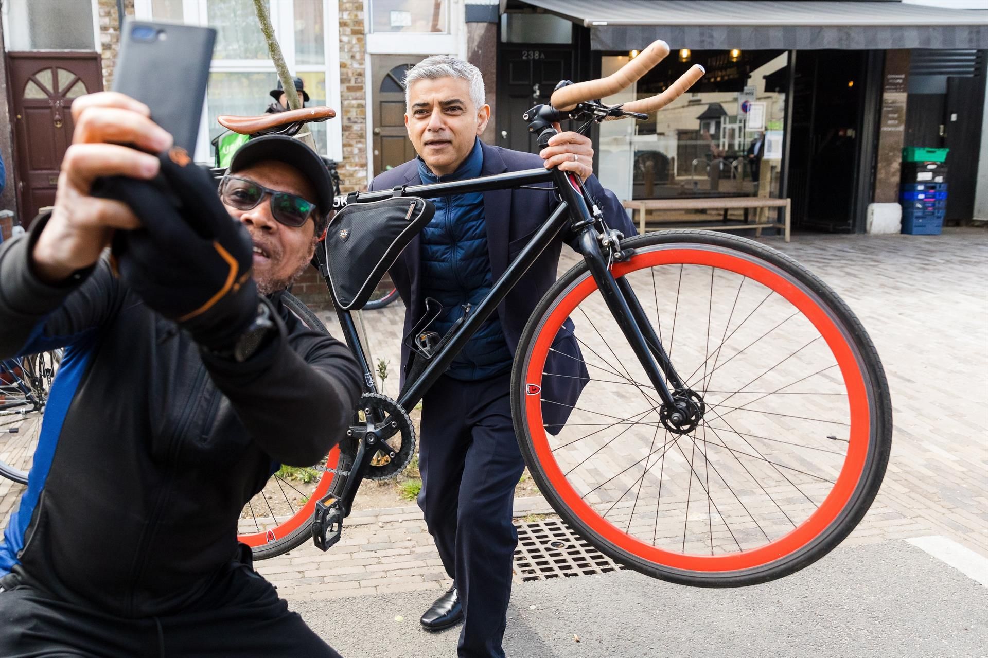 Khan posa para una foto con un simpatizante durante la campaña electoral.