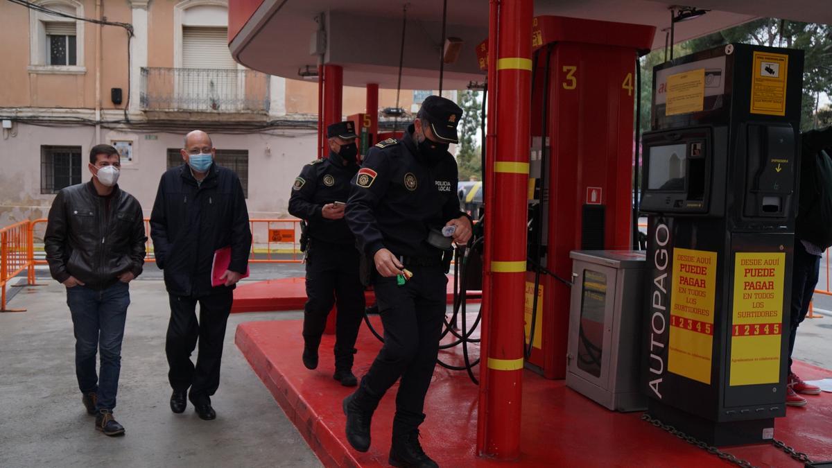 Momento en el que la Policía precinta la gasolinera de Burjassot