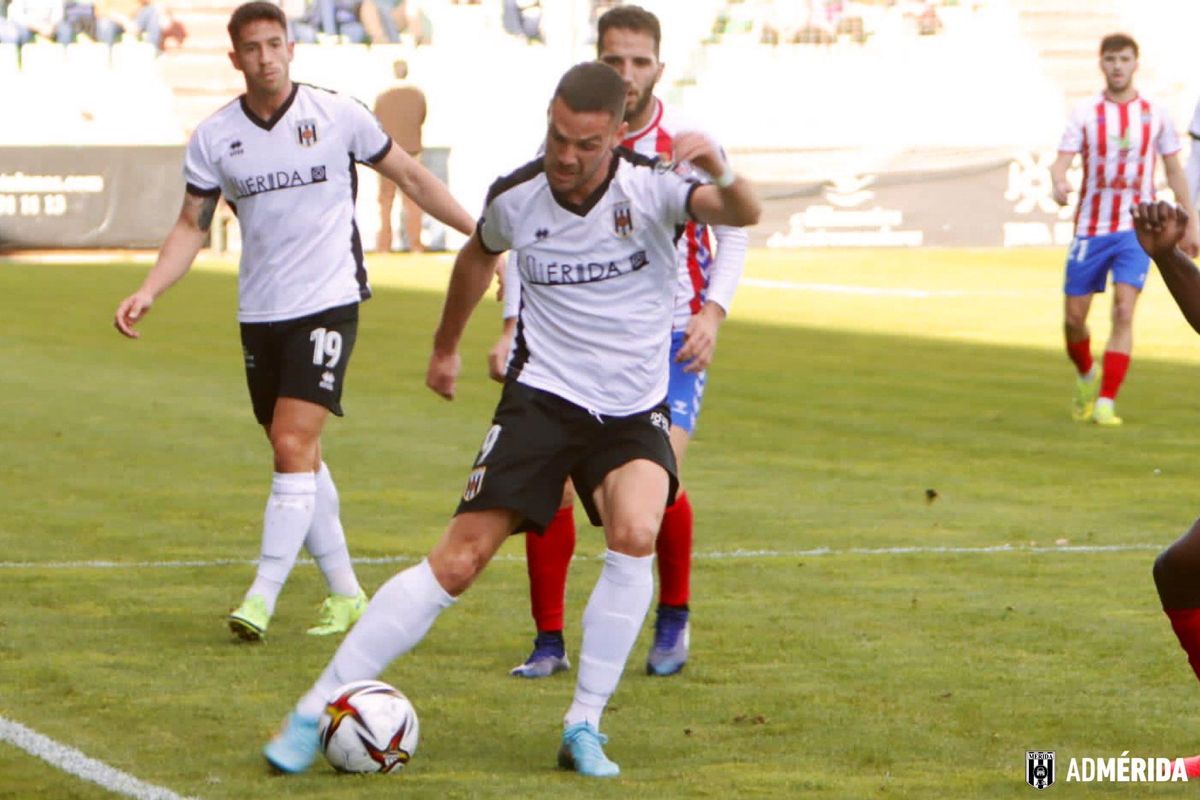 Lolo Pla, autor del segundo gol del Mérida, con el balón.
