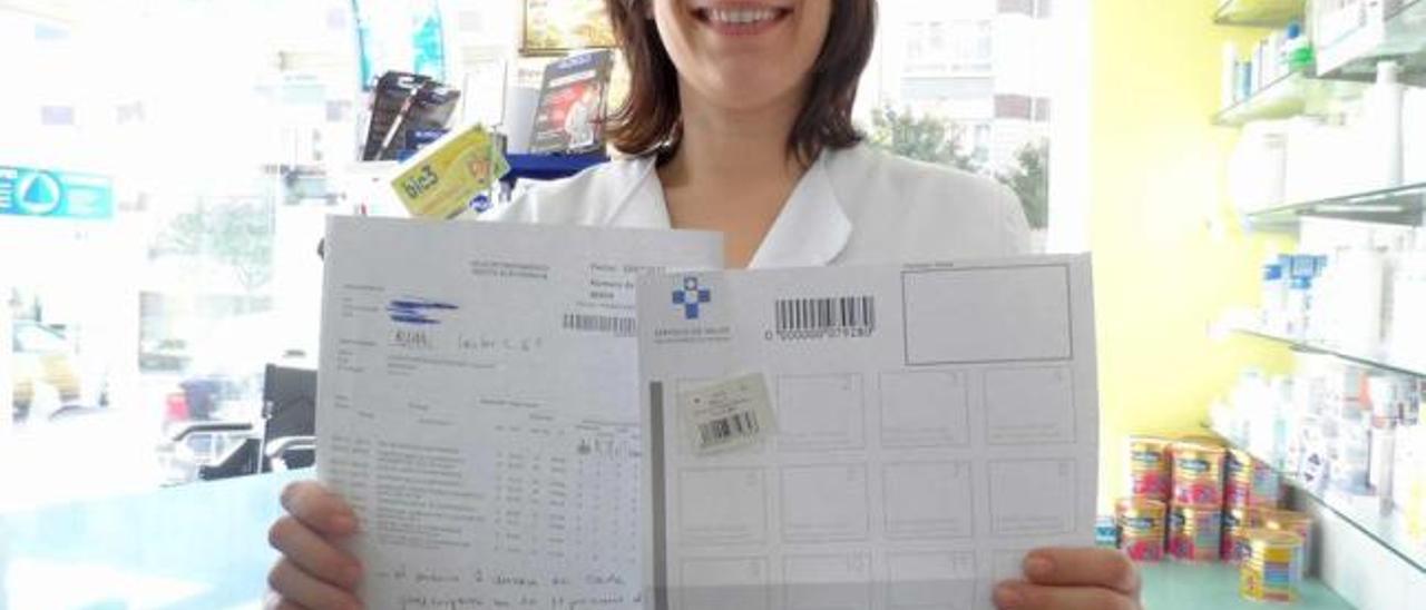 La farmacéutica Irene Jaraiz, ayer, con las hojas de prescripción y de códigos de la receta electrónica.