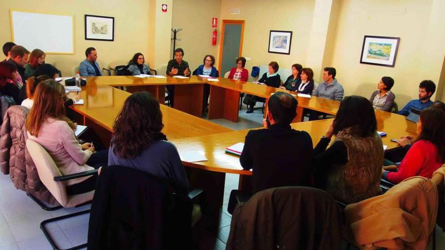 Imagen de la reunión celebrada con representantes de los centros escolares.