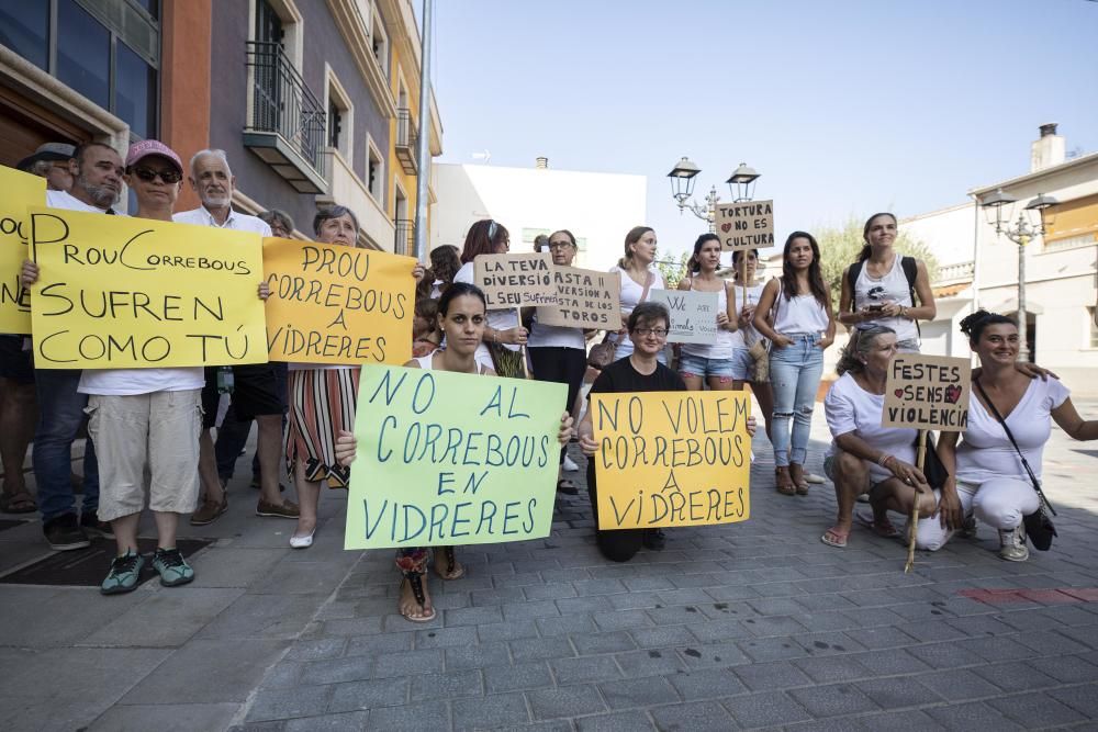 Vidreres celebra els correbous entre les protestes dels animalistes