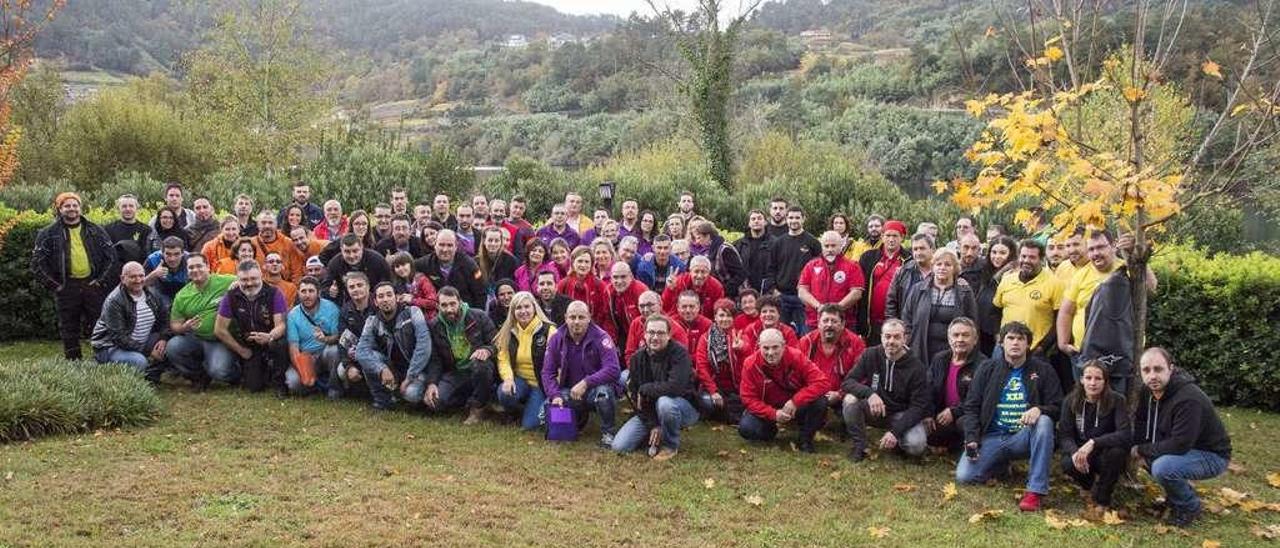 Participantes en la asamblea anual de clubes moteros de Galicia, celebrada el domingo pasado en Cenlle (Ourense). // FdV