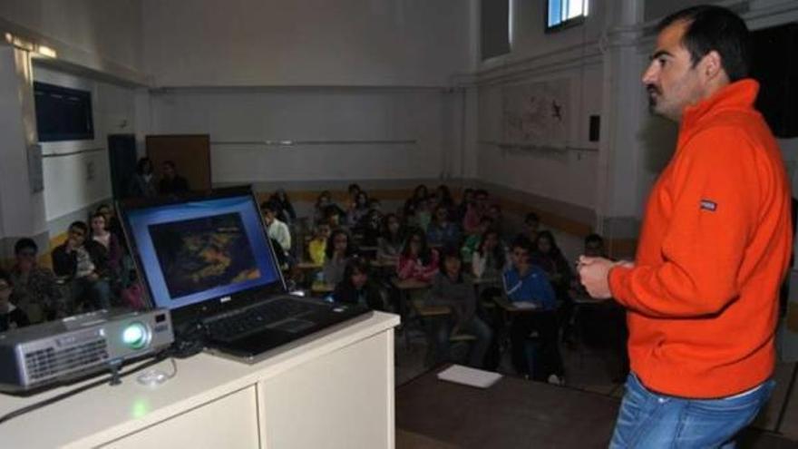 Una de las charlas ofrecidas a los alumnos.  // Faro