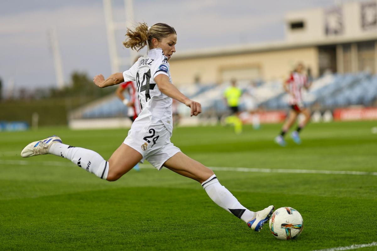 Melanie Leupolz contra el Athletic Club en la Liga F en el estadio Alfredo Di Stéfano de Madrid. EFE/Rodrigo Jiménez