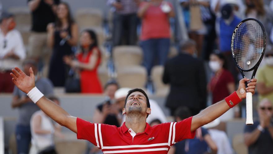 Djokovic remonta a Tsitsipas y conquista Roland Garros