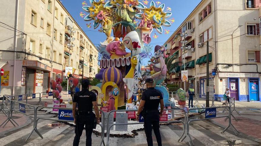 Dos policías en la hoguera especial Sagrada Familia de Alicante.
