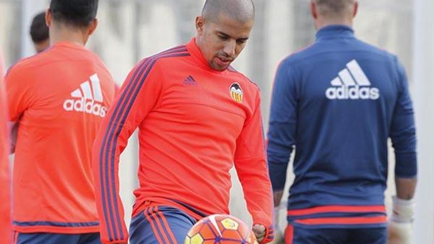 Nuno prueba con Rodrigo en punta y Feghouli se lesiona