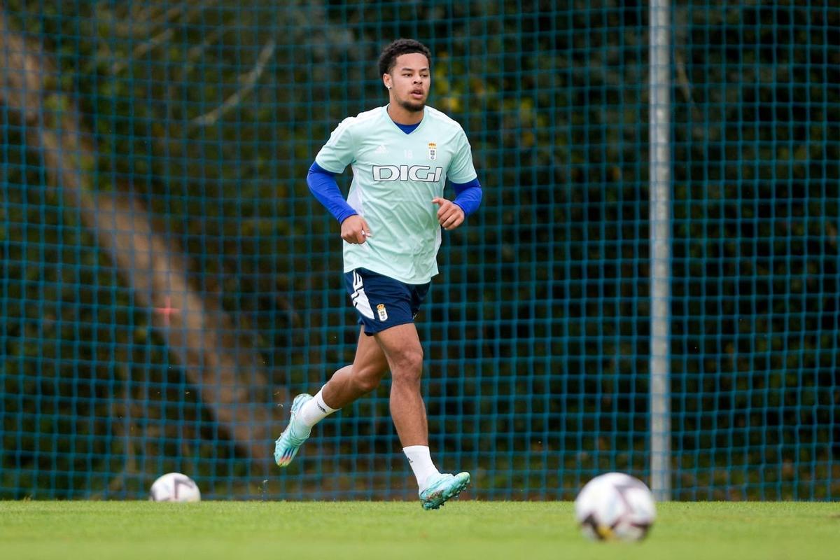 Koba Koindredi en un entrenamiento con el Oviedo