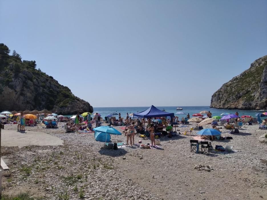 Playas masificadas en Xàbia y Benitatxell por el festivo de San Juan en la Comunidad Valenciana