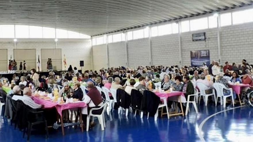 Imagen de archivo de una convivencia de mayores antes de la pandemia.