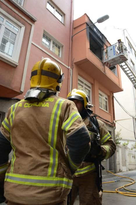 Inhaló humo procedente de la habitación contigua en la que se había generado el incendio.