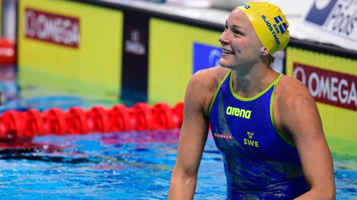 Sara Sjöstrom sonríe tras ver su nuevo récord mundial