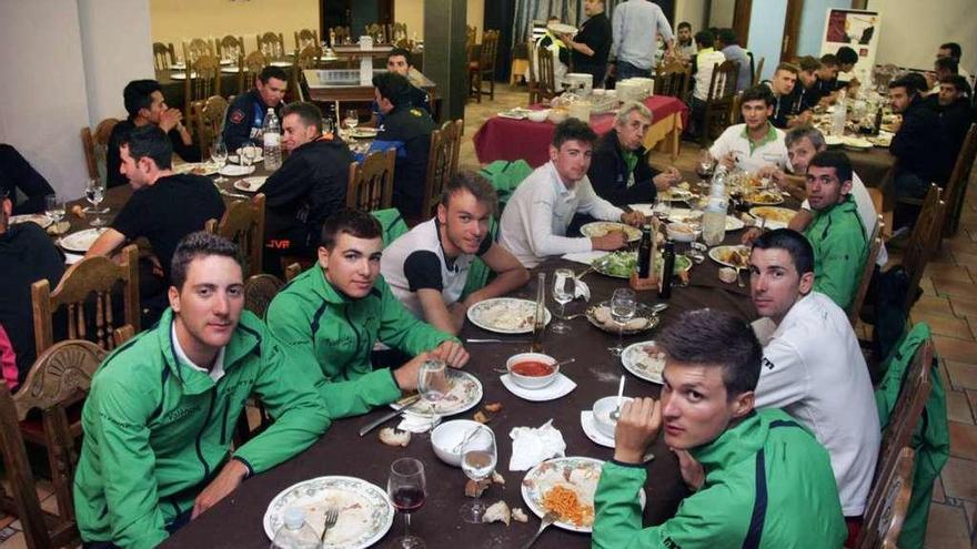 Ciclistas hospedados en el Hotel Restaurante Villanueva, ayer, durante la cena. // Bernabé/Luismy