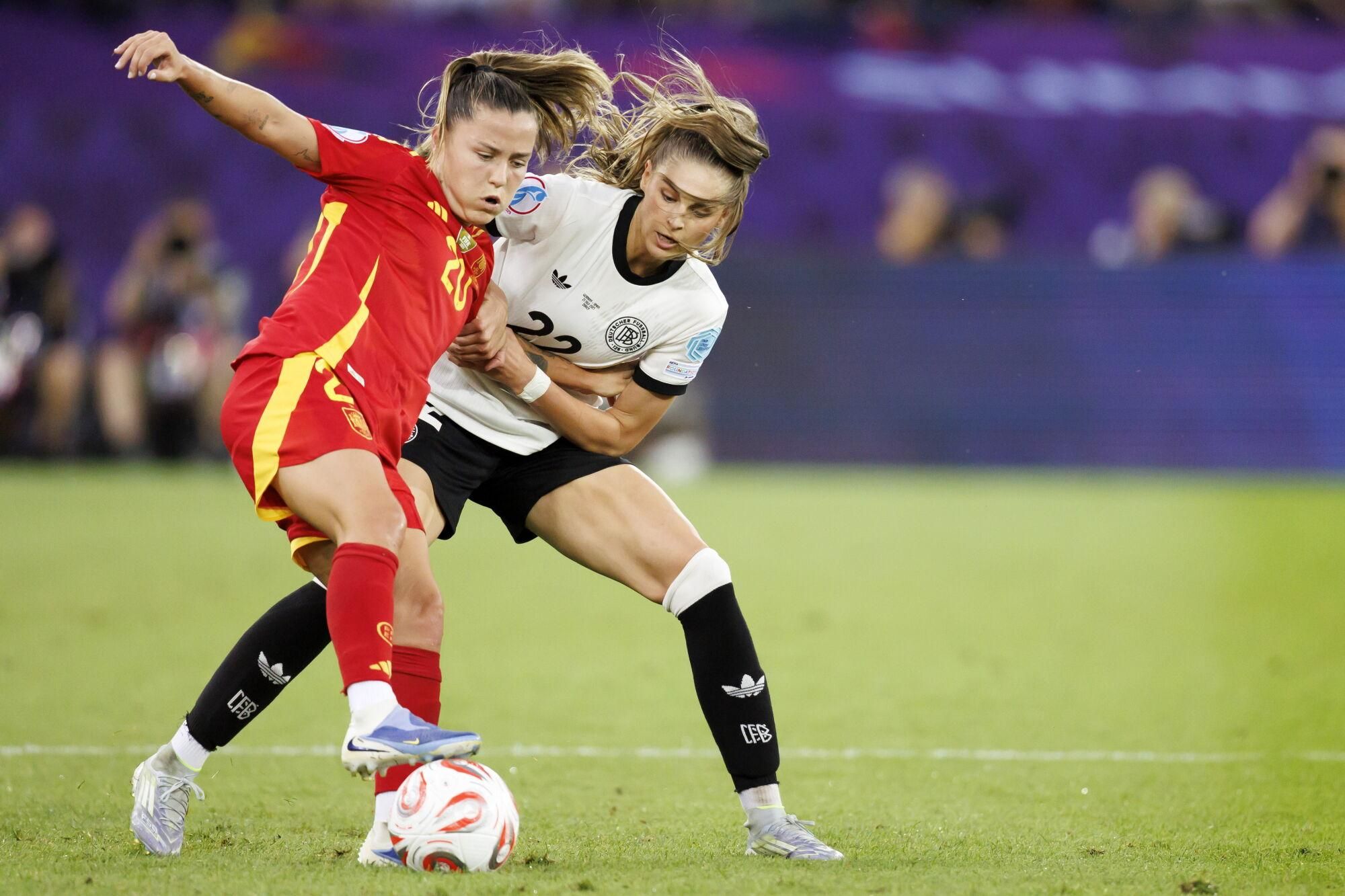 Zurich (Switzerland), 23/07/2025.- Spain's Claudia Pina (L) in action against Germany's Jule Brand during the UEFA Women's EURO 2025 semi final soccer match between Germany and Spain, in Zurich, Switzerland, 23 July 2025. (Alemania, España, Suiza) EFE/EPA/MICHAEL BUHOLZER