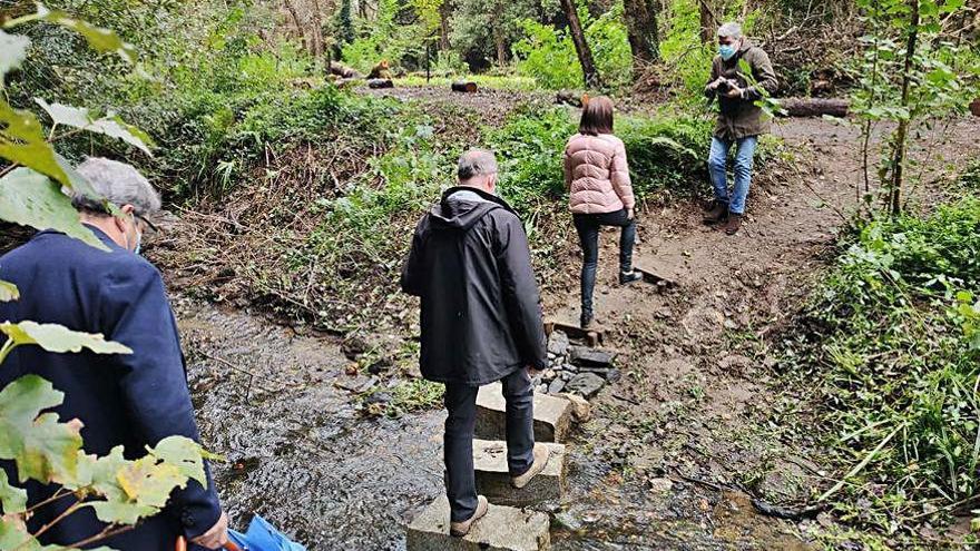 Nuevo paso sobre el río en la Fraga do Xarío.