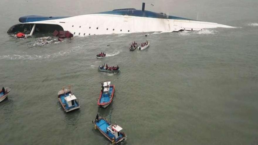 Los equipos de rescate junto al barco hundido en Corea. / yonhap